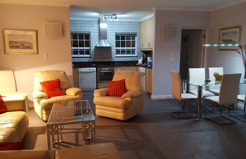 Constantia Cottage | Ideal Holiday Home with Heated Pool and Ocean Views