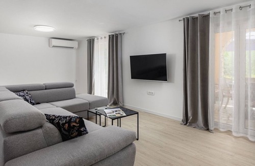 Karojba Villa | Holiday home with 5 bedrooms, swimming pool, central Istria