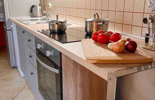 Lanisce House | Relax in a Cozy Holiday Home with Garden & Spa Amenities