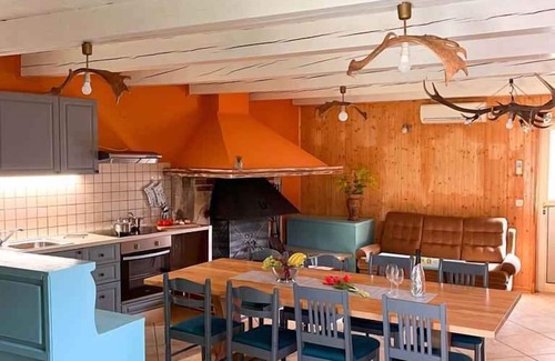 Lanisce House | Relax in a Cozy Holiday Home with Garden & Spa Amenities