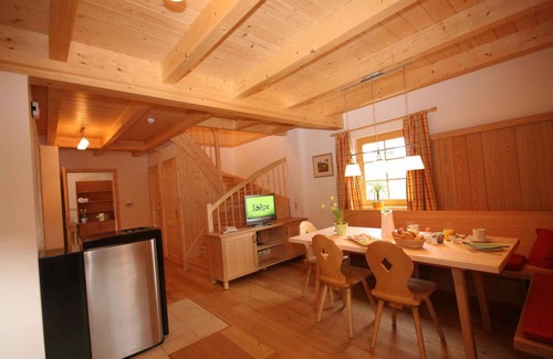 Altaussee House | Cozy Getaway on the Slopes with Internet and Dishwasher