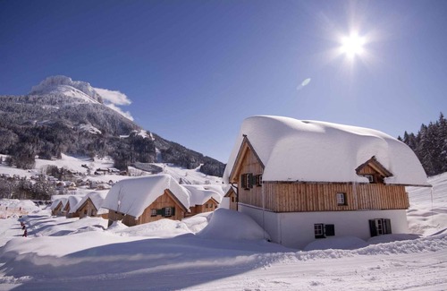 Altaussee House | Cozy Getaway on the Slopes with Internet and Dishwasher