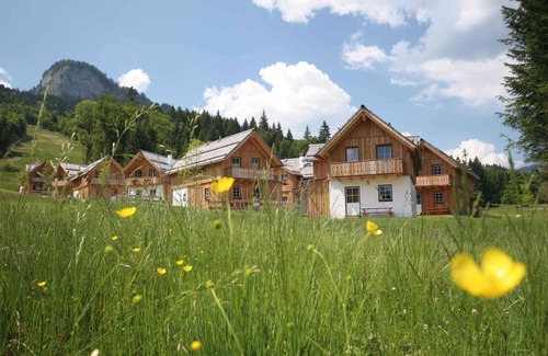 Altaussee House | Cozy Holiday Home with Sauna & Dishwasher Near Slopes