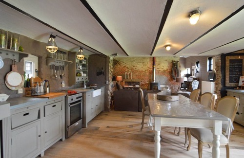 Pittem Other | Serene Holiday Home with Garden and Relaxing Bubble Bath
