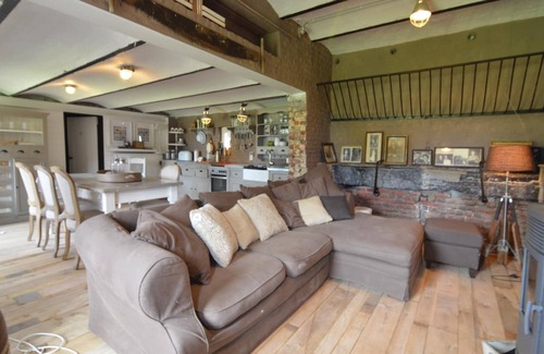 Pittem Other | Serene Holiday Home with Garden and Relaxing Bubble Bath