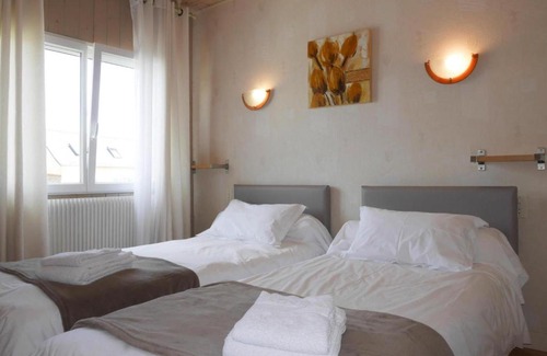 Saint-Nic House | Cozy Holiday Home with Jacuzzi and Sea Views in St Nic-Pentrez