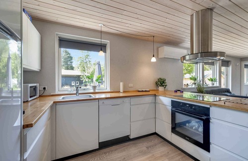 Hoensinge House | Idyllic Holiday Home with Outdoor Jacuzzi and Ocean View