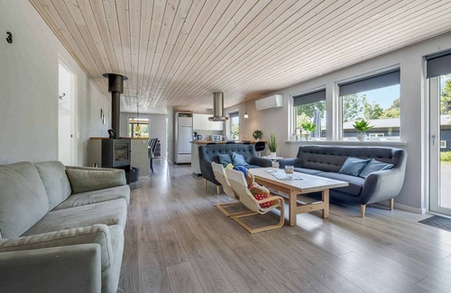 Hoensinge House | Idyllic Holiday Home with Outdoor Jacuzzi and Ocean View