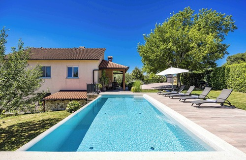 Trviz House | Inviting Holiday Home with Pool & Garden - Tervis