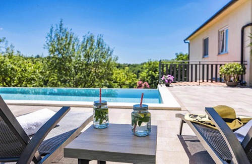 Trviz House | Inviting Holiday Home with Pool & Garden - Tervis