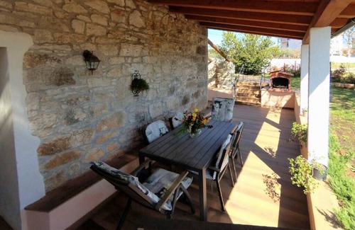 Kastelir-Labinci Villa | Idyllic Holiday Home with Pool for 4 in Kaštelir-Labinci