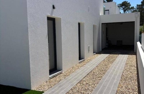 Corroios House | Holiday home with pool 15 minutes walk from the beach and 5 minutes from Aroeira golf course