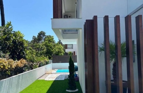 Corroios House | Holiday home with pool 15 minutes walk from the beach and 5 minutes from Aroeira golf course