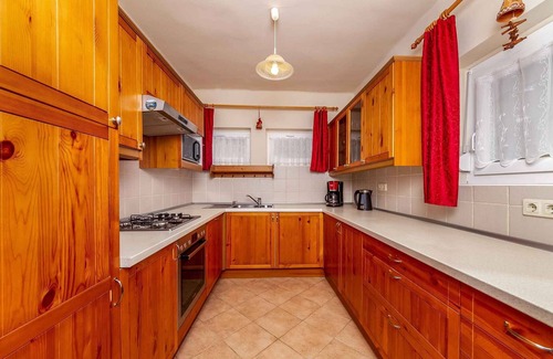 Fonyod House | Ideal Holiday Home with Pool, WiFi & Pet-Friendly Amenities