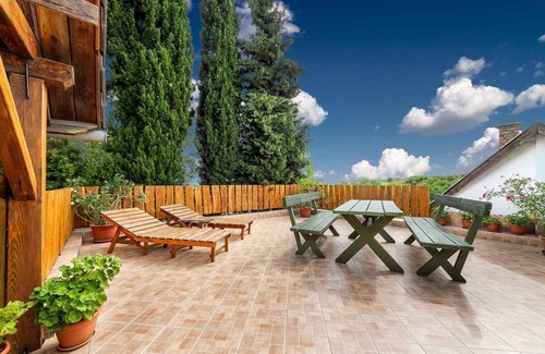 Fonyod House | Ideal Holiday Home with Pool, WiFi & Pet-Friendly Amenities
