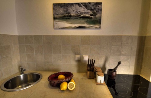 Kotli House | Cozy Holiday Home with Shared Pool and Ocean Views