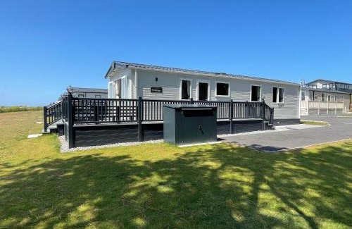 Newquay Resort | Holiday Home with Breathtaking Ocean Views & Pool Access
