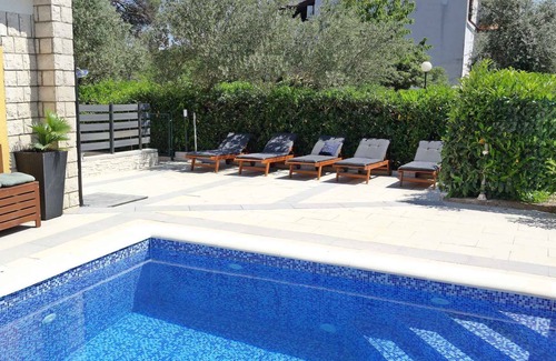 Silo House | Charming Holiday Home with Barbecue & Oceanfront Pool