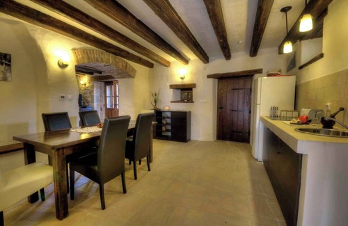 Kotli House | Relaxing Holiday Home with Terrace & Barbecue Amenities