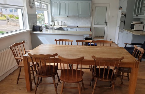 Castlerock House | Cozy Holiday Home with Wifi Steps from the Beach