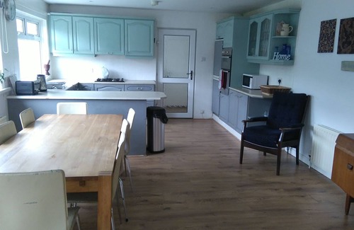 Castlerock House | Cozy Holiday Home with Wifi Steps from the Beach