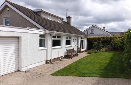 Castlerock House | Cozy Holiday Home with Wifi Steps from the Beach