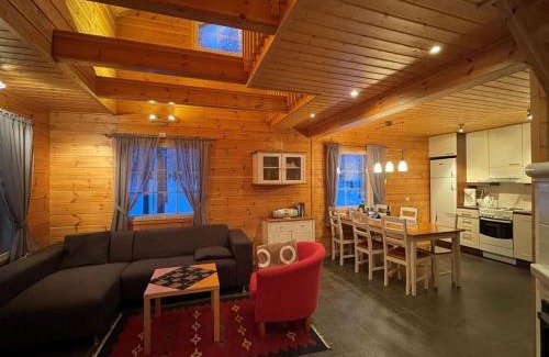Yllasjarvi House | Family-Friendly Ylläsriekko Holiday Home with Hot Tub