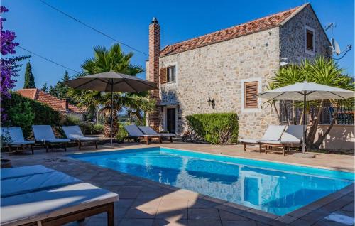 Zman House | Cozy Retreat in Zman with Pool and Family-Friendly Vibes