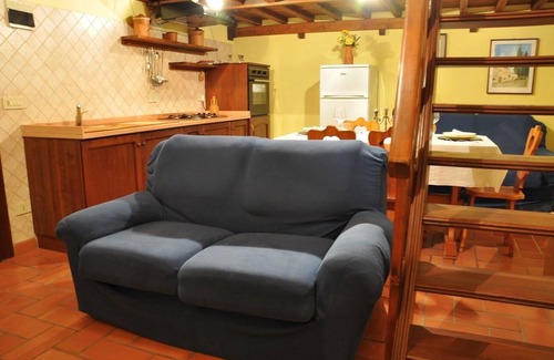 Castagneto Carducci House | Cozy Holiday Home in Castagneto Carducci with Pool