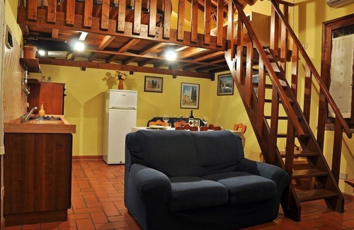 Castagneto Carducci House | Cozy Holiday Home in Castagneto Carducci with Pool