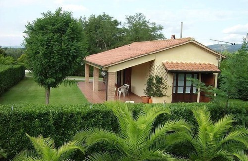 Castagneto Carducci House | Cozy Holiday Home in Castagneto Carducci with Pool