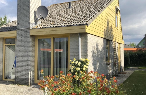Julianadorp House | Coastal Escape: Family-Friendly Holiday House Near Beach