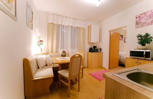 Bairisch Koelldorf House | Inviting Holiday House in Bad Gleichenberg with Pool & Spa