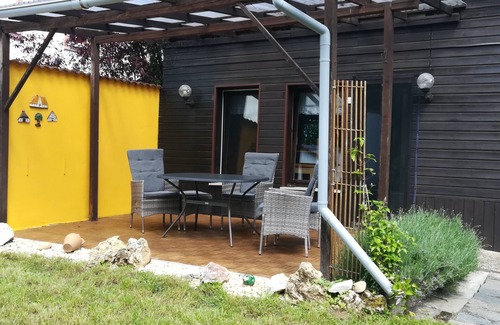 Diez House | Tranquil Holiday House at the Park with Pool & Spa