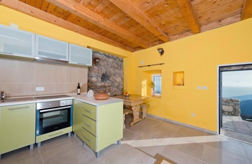 Lapcici House | Cozy Holiday House Budva with Pool and Breakfast for 4