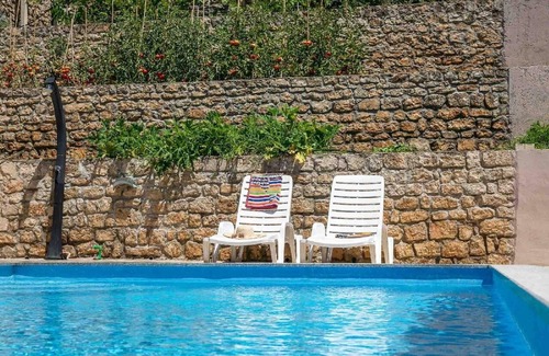 Buna House | Cozy Holiday House Buna: Ideal for Groups with Pool & Kitchen