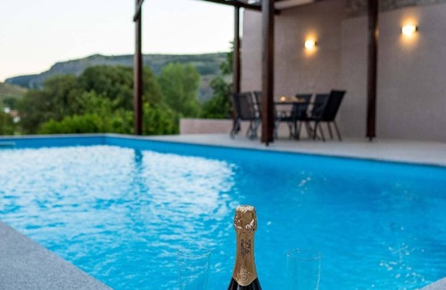 Buna House | Cozy Holiday House Buna: Ideal for Groups with Pool & Kitchen