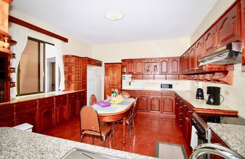 Camara de Lobos House | Spacious Holiday House in Câmara de Lobos for 4-16 Guests