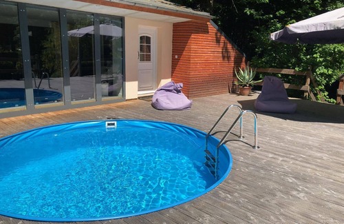 Rabenstein House | Cozy Holiday House Chemnitz for 4 with Pool & Ocean View