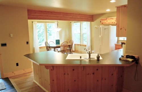 Warnick House | Comfortable Holiday Home Deming for 4 with Kitchen