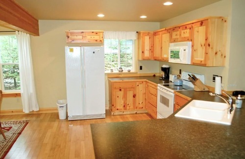 Warnick House | Comfortable Holiday Home Deming for 4 with Kitchen