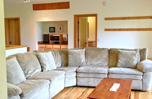 Glacier House | Spacious Holiday House Deming for Families with Kitchen