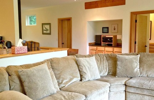 Glacier House | Spacious Holiday House Deming for Families with Kitchen