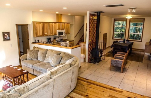 Glacier House | Spacious Holiday House Deming for Families with Kitchen