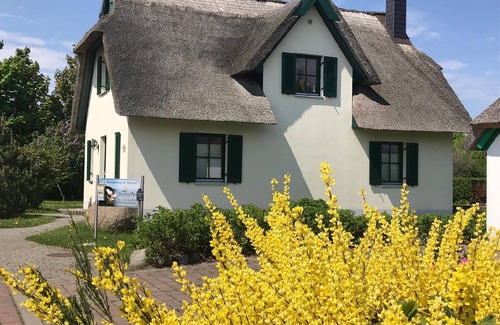 Glowe House | Cozy Holiday House Glowe for Families with Spa & Kitchen