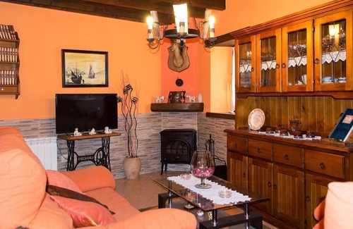 Obaya Other | Cozy Gobiendes Holiday House with Kitchen & Breakfast