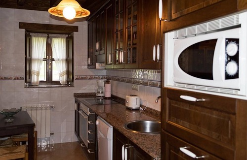 Obaya Other | Cozy Gobiendes Holiday House with Kitchen & Breakfast