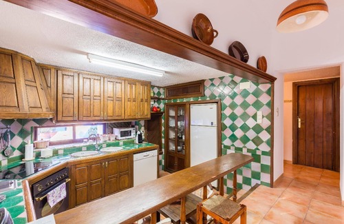 Illora House | Spacious Holiday House Illora - Perfect for Families & Groups