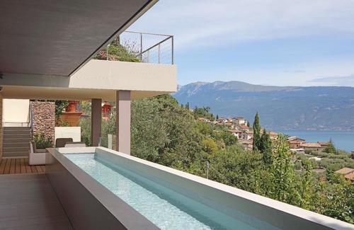 Pulciano House | Spacious Holiday Home in Toscolano-Maderno with Pool