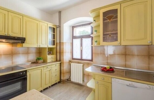 Tinjan House | Experience Holiday House Karla Valentina: 10/10 Rated Retreat